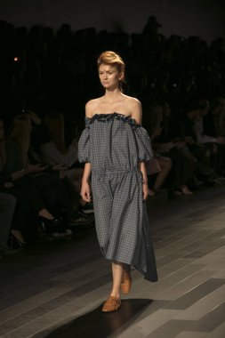 Bir model Galeri 1 New York Fashion Week, dam penceresi Clarkson meydanda 10 Eylül 2017 New York'ta Francesca Liberatore moda show parçası sırasında pist yürür.