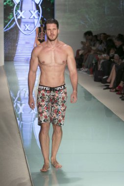 Bir modeli pist bayım Xxx yaz 2017 defile için sanat, kalp ve moda 2017 Funkshion çadır, Miami Beach'de Yüzme sırasında 20 Temmuz 2017 üzerinde yürür