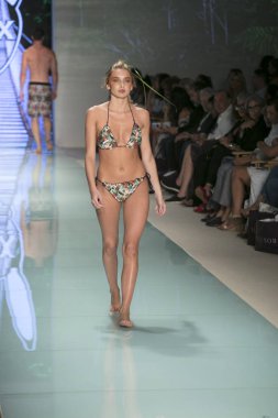 Bir modeli pist bayım Xxx yaz 2017 defile için sanat, kalp ve moda 2017 Funkshion çadır, Miami Beach'de Yüzme sırasında 20 Temmuz 2017 üzerinde yürür