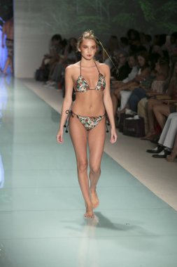 Bir modeli pist bayım Xxx yaz 2017 defile için sanat, kalp ve moda 2017 Funkshion çadır, Miami Beach'de Yüzme sırasında 20 Temmuz 2017 üzerinde yürür