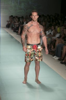 Bir modeli pist bayım Xxx yaz 2017 defile için sanat, kalp ve moda 2017 Funkshion çadır, Miami Beach'de Yüzme sırasında 20 Temmuz 2017 üzerinde yürür