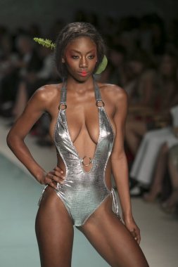 Bir modeli pist bayım Xxx yaz 2017 defile için sanat, kalp ve moda 2017 Funkshion çadır, Miami Beach'de Yüzme sırasında 20 Temmuz 2017 üzerinde yürür