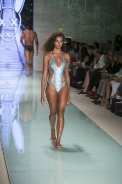 Bir modeli pist bayım Xxx yaz 2017 defile için sanat, kalp ve moda 2017 Funkshion çadır, Miami Beach'de Yüzme sırasında 20 Temmuz 2017 üzerinde yürür