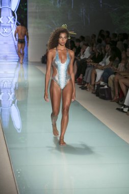 Bir modeli pist bayım Xxx yaz 2017 defile için sanat, kalp ve moda 2017 Funkshion çadır, Miami Beach'de Yüzme sırasında 20 Temmuz 2017 üzerinde yürür