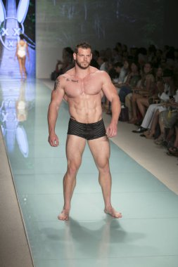 Bir modeli pist bayım Xxx yaz 2017 defile için sanat, kalp ve moda 2017 Funkshion çadır, Miami Beach'de Yüzme sırasında 20 Temmuz 2017 üzerinde yürür