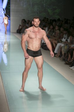 Bir modeli pist bayım Xxx yaz 2017 defile için sanat, kalp ve moda 2017 Funkshion çadır, Miami Beach'de Yüzme sırasında 20 Temmuz 2017 üzerinde yürür