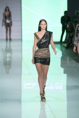 Manken Custo Barcelona moda Show Resort 2018 koleksiyonda Miami moda hafta 2017 Miami'de Buz Sarayı'nda 2 Haziran 2017 üzerinde sırasında pist yürür