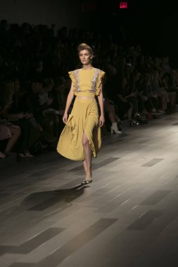 Bir model Galeri 1 New York Fashion Week, dam penceresi Clarkson meydanda 10 Eylül 2017 New York'ta Francesca Liberatore moda show parçası sırasında pist yürür.