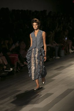 Bir model Galeri 1 New York Fashion Week, dam penceresi Clarkson meydanda 10 Eylül 2017 New York'ta Francesca Liberatore moda show parçası sırasında pist yürür.