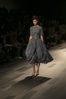 Bir model Galeri 1 New York Fashion Week, dam penceresi Clarkson meydanda 10 Eylül 2017 New York'ta Francesca Liberatore moda show parçası sırasında pist yürür.