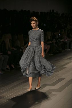 Bir model Galeri 1 New York Fashion Week, dam penceresi Clarkson meydanda 10 Eylül 2017 New York'ta Francesca Liberatore moda show parçası sırasında pist yürür.