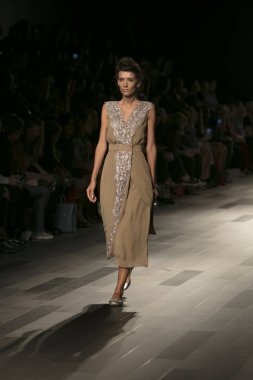 Bir model Galeri 1 New York Fashion Week, dam penceresi Clarkson meydanda 10 Eylül 2017 New York'ta Francesca Liberatore moda show parçası sırasında pist yürür.