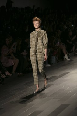 Bir model Galeri 1 New York Fashion Week, dam penceresi Clarkson meydanda 10 Eylül 2017 New York'ta Francesca Liberatore moda show parçası sırasında pist yürür.