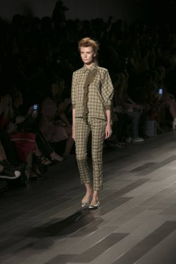 Bir model Galeri 1 New York Fashion Week, dam penceresi Clarkson meydanda 10 Eylül 2017 New York'ta Francesca Liberatore moda show parçası sırasında pist yürür.