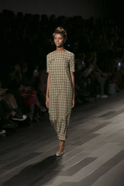 Bir model Galeri 1 New York Fashion Week, dam penceresi Clarkson meydanda 10 Eylül 2017 New York'ta Francesca Liberatore moda show parçası sırasında pist yürür.