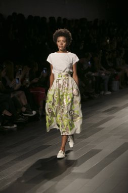 Bir model Galeri 1 New York Fashion Week, dam penceresi Clarkson meydanda 10 Eylül 2017 New York'ta Francesca Liberatore moda show parçası sırasında pist yürür.