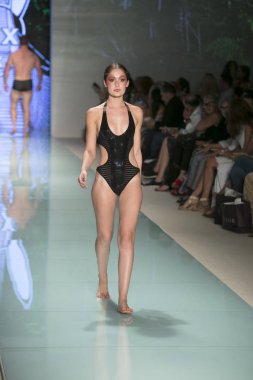 Bir modeli pist bayım Xxx yaz 2017 defile için sanat, kalp ve moda 2017 Funkshion çadır, Miami Beach'de Yüzme sırasında 20 Temmuz 2017 üzerinde yürür