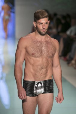 Bir modeli pist bayım Xxx yaz 2017 defile için sanat, kalp ve moda 2017 Funkshion çadır, Miami Beach'de Yüzme sırasında 20 Temmuz 2017 üzerinde yürür