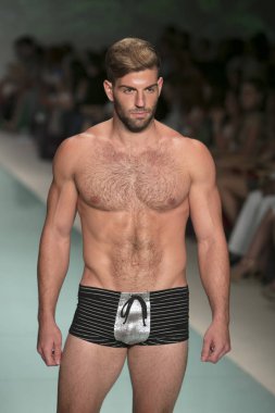 Bir modeli pist bayım Xxx yaz 2017 defile için sanat, kalp ve moda 2017 Funkshion çadır, Miami Beach'de Yüzme sırasında 20 Temmuz 2017 üzerinde yürür