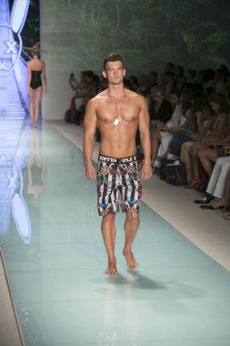Bir modeli pist bayım Xxx yaz 2017 defile için sanat, kalp ve moda 2017 Funkshion çadır, Miami Beach'de Yüzme sırasında 20 Temmuz 2017 üzerinde yürür