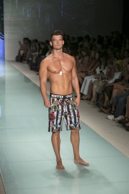 Bir modeli pist bayım Xxx yaz 2017 defile için sanat, kalp ve moda 2017 Funkshion çadır, Miami Beach'de Yüzme sırasında 20 Temmuz 2017 üzerinde yürür