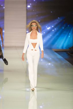 Bir modeli pist Fisico sırasında Cristina Ferrari moda Show Resort 2018 koleksiyonunda Miami moda hafta 2017 Miami'de Buz Sarayı'nda 3 Haziran 2017 üzerinde yürüyor