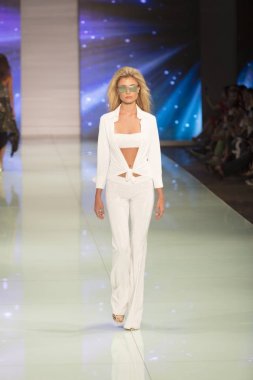 Bir modeli pist Fisico sırasında Cristina Ferrari moda Show Resort 2018 koleksiyonunda Miami moda hafta 2017 Miami'de Buz Sarayı'nda 3 Haziran 2017 üzerinde yürüyor