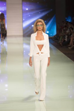Bir modeli pist Fisico sırasında Cristina Ferrari moda Show Resort 2018 koleksiyonunda Miami moda hafta 2017 Miami'de Buz Sarayı'nda 3 Haziran 2017 üzerinde yürüyor