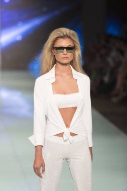 Bir modeli pist Fisico sırasında Cristina Ferrari moda Show Resort 2018 koleksiyonunda Miami moda hafta 2017 Miami'de Buz Sarayı'nda 3 Haziran 2017 üzerinde yürüyor