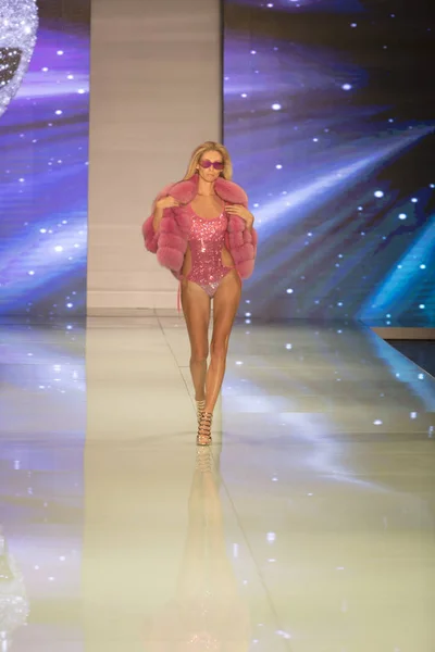 Ein Model Läuft Während Der Fisico Cristina Ferrari Fashion Show — Stockfoto