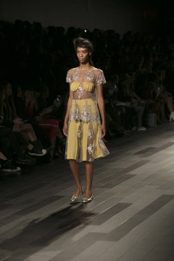 Bir model Galeri 1 New York Fashion Week, dam penceresi Clarkson meydanda 10 Eylül 2017 New York'ta Francesca Liberatore moda show parçası sırasında pist yürür.