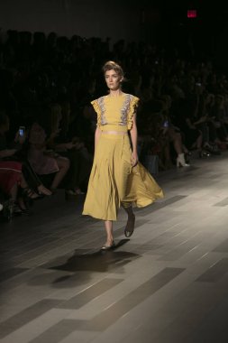 Bir model Galeri 1 New York Fashion Week, dam penceresi Clarkson meydanda 10 Eylül 2017 New York'ta Francesca Liberatore moda show parçası sırasında pist yürür.