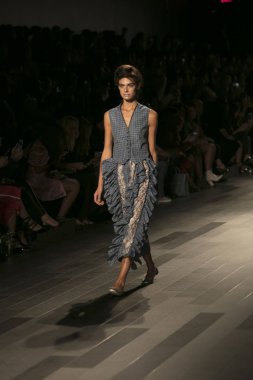 Bir model Galeri 1 New York Fashion Week, dam penceresi Clarkson meydanda 10 Eylül 2017 New York'ta Francesca Liberatore moda show parçası sırasında pist yürür.