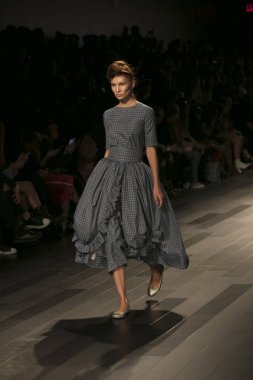 Bir model Galeri 1 New York Fashion Week, dam penceresi Clarkson meydanda 10 Eylül 2017 New York'ta Francesca Liberatore moda show parçası sırasında pist yürür.