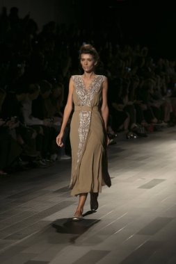 Bir model Galeri 1 New York Fashion Week, dam penceresi Clarkson meydanda 10 Eylül 2017 New York'ta Francesca Liberatore moda show parçası sırasında pist yürür.