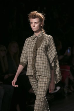 Bir model Galeri 1 New York Fashion Week, dam penceresi Clarkson meydanda 10 Eylül 2017 New York'ta Francesca Liberatore moda show parçası sırasında pist yürür.