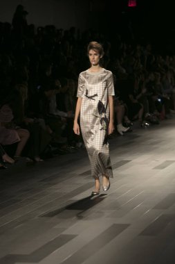 Bir model Galeri 1 New York Fashion Week, dam penceresi Clarkson meydanda 10 Eylül 2017 New York'ta Francesca Liberatore moda show parçası sırasında pist yürür.