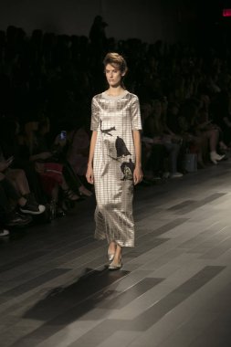 Bir model Galeri 1 New York Fashion Week, dam penceresi Clarkson meydanda 10 Eylül 2017 New York'ta Francesca Liberatore moda show parçası sırasında pist yürür.