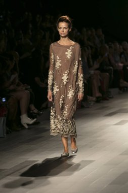 Bir model Galeri 1 New York Fashion Week, dam penceresi Clarkson meydanda 10 Eylül 2017 New York'ta Francesca Liberatore moda show parçası sırasında pist yürür.