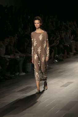 Bir model Galeri 1 New York Fashion Week, dam penceresi Clarkson meydanda 10 Eylül 2017 New York'ta Francesca Liberatore moda show parçası sırasında pist yürür.