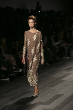 Bir model Galeri 1 New York Fashion Week, dam penceresi Clarkson meydanda 10 Eylül 2017 New York'ta Francesca Liberatore moda show parçası sırasında pist yürür.