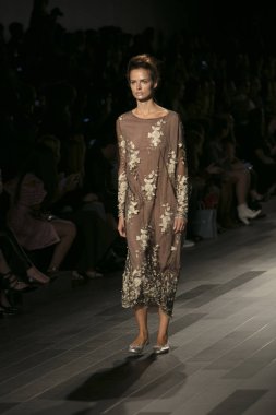 Bir model Galeri 1 New York Fashion Week, dam penceresi Clarkson meydanda 10 Eylül 2017 New York'ta Francesca Liberatore moda show parçası sırasında pist yürür.