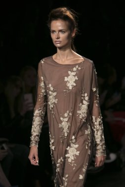 Bir model Galeri 1 New York Fashion Week, dam penceresi Clarkson meydanda 10 Eylül 2017 New York'ta Francesca Liberatore moda show parçası sırasında pist yürür.