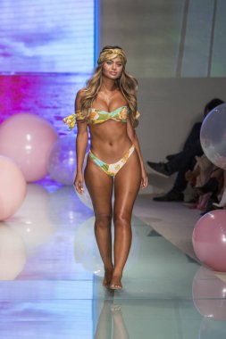 Manken üzerinde 21 Temmuz 2017 Funkshion yüzmek 2017 yılında Miami Beach sırasında Lolli Yüzme yaz 2017 defile için pist yürür