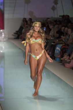 Manken üzerinde 21 Temmuz 2017 Funkshion yüzmek 2017 yılında Miami Beach sırasında Lolli Yüzme yaz 2017 defile için pist yürür