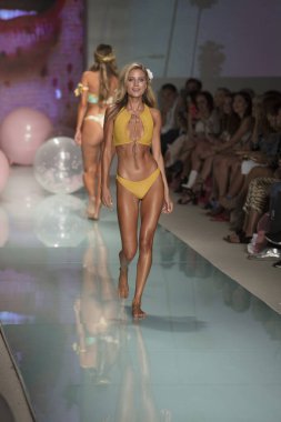 Manken üzerinde 21 Temmuz 2017 Funkshion yüzmek 2017 yılında Miami Beach sırasında Lolli Yüzme yaz 2017 defile için pist yürür