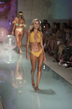 Manken üzerinde 21 Temmuz 2017 Funkshion yüzmek 2017 yılında Miami Beach sırasında Lolli Yüzme yaz 2017 defile için pist yürür