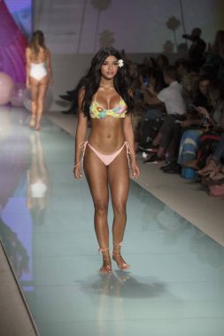 Manken üzerinde 21 Temmuz 2017 Funkshion yüzmek 2017 yılında Miami Beach sırasında Lolli Yüzme yaz 2017 defile için pist yürür