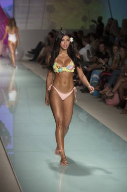 Manken üzerinde 21 Temmuz 2017 Funkshion yüzmek 2017 yılında Miami Beach sırasında Lolli Yüzme yaz 2017 defile için pist yürür