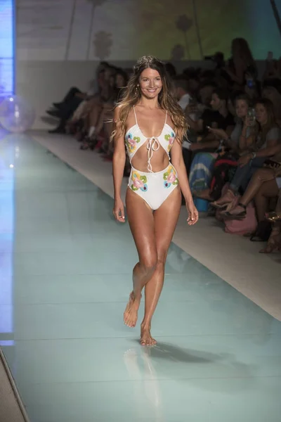 Una Modelo Camina Por Pasarela Para Desfile Moda Lolli Swim — Foto de Stock